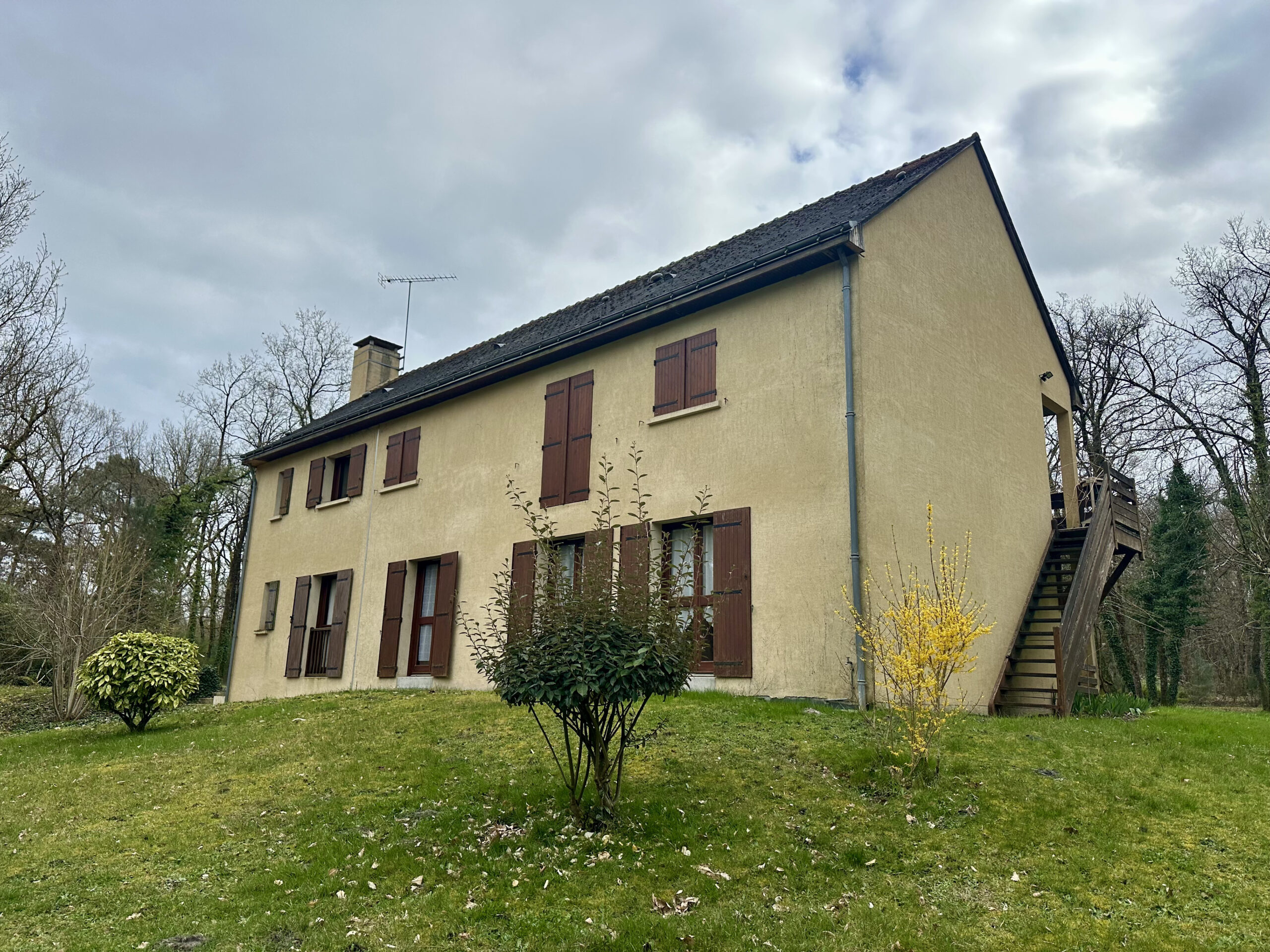 Vue extérieure du Domaine du Lathan au bord du lac