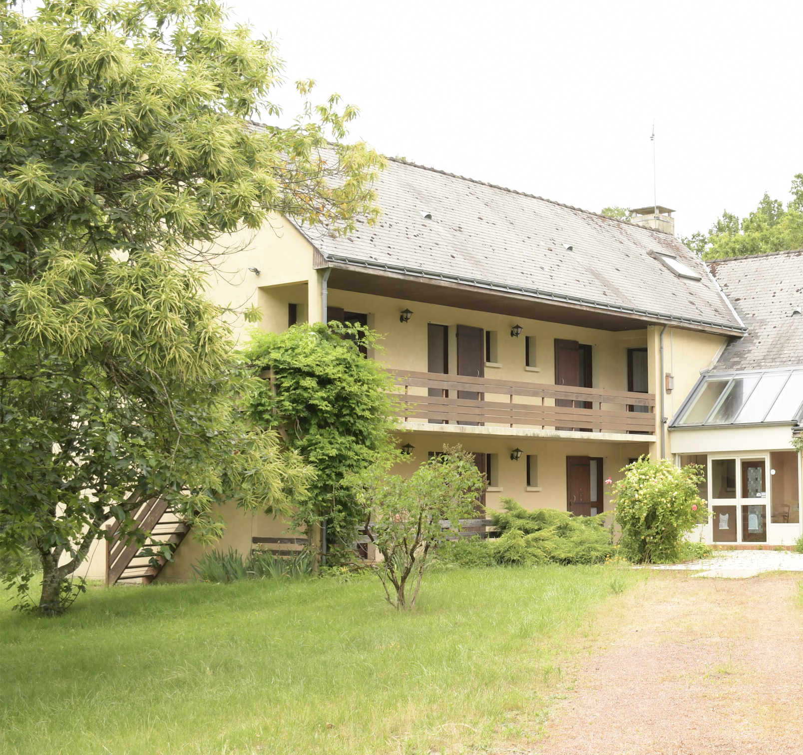 Vue extérieure du Domaine du Lathan au bord du lac