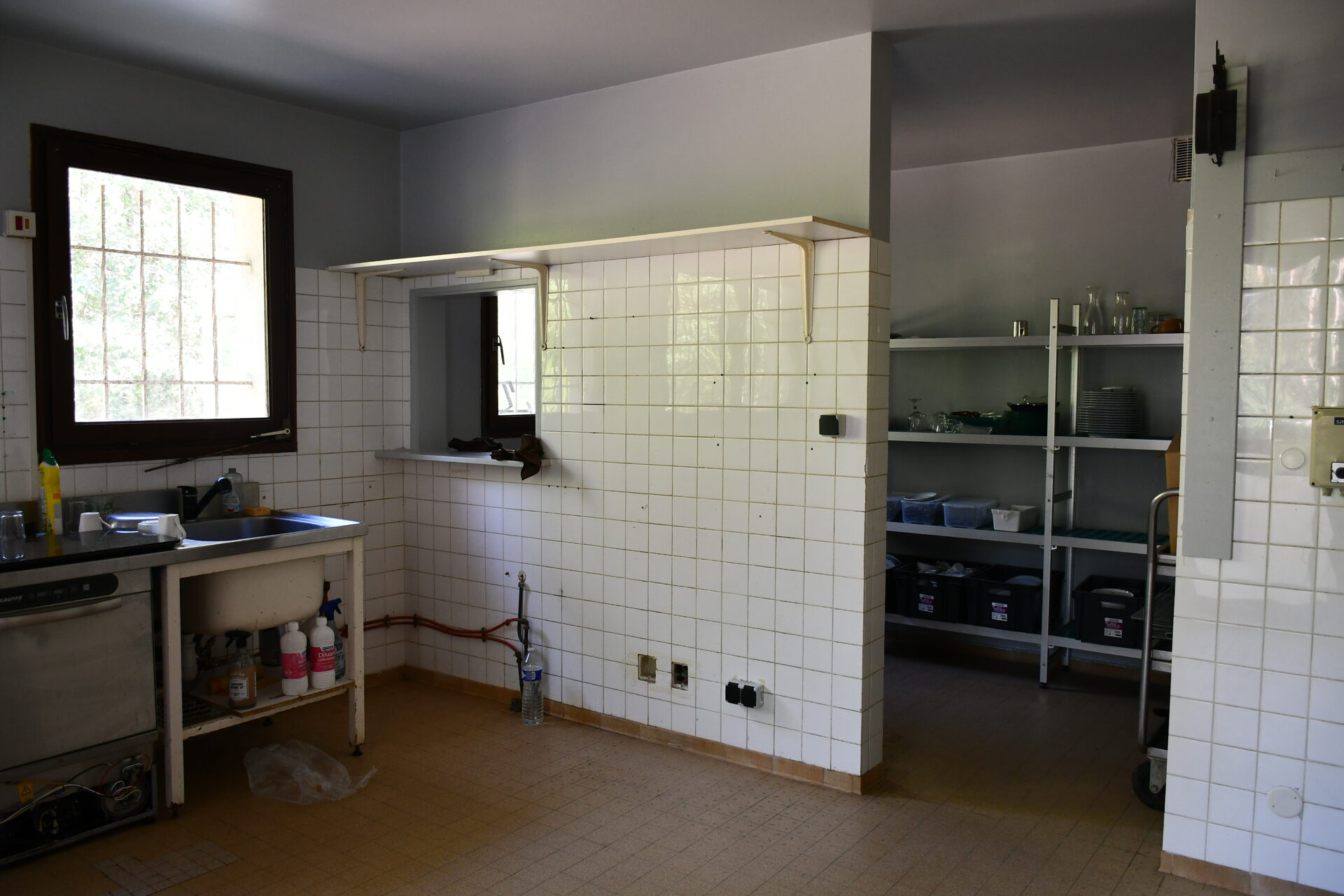 Cuisine tout équipée du Domaine du Lathan, fours et vaisselle pour le groupe, jusqu'à 35 personnes