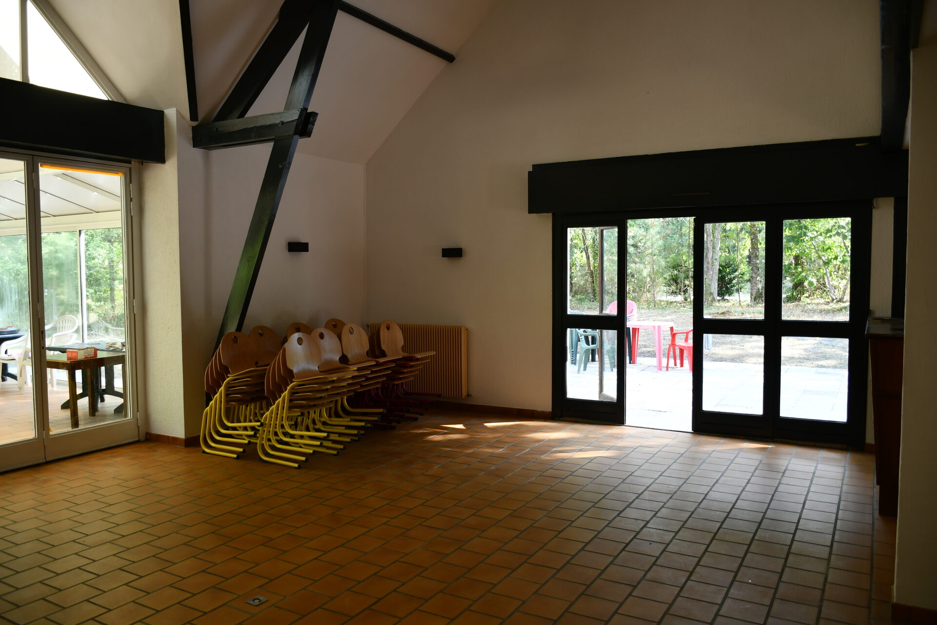 Grande salle de réception du Domaine du Lathan, dressée pour une fête de groupe