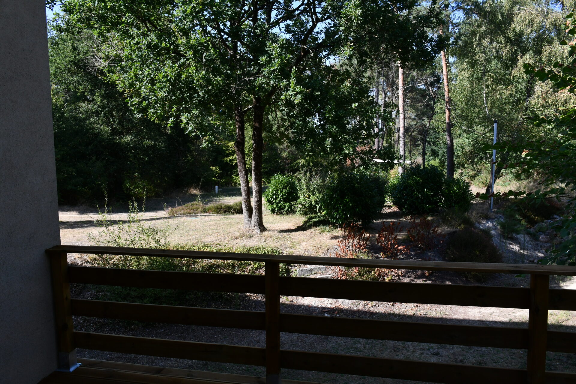 Terrasse en bois du Domaine du Lathan