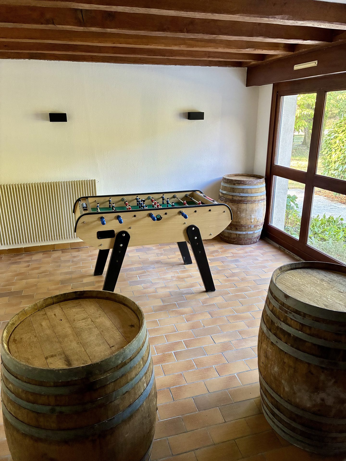 Le bar du domaine, avec baby-foot et tonneaux mange-debout