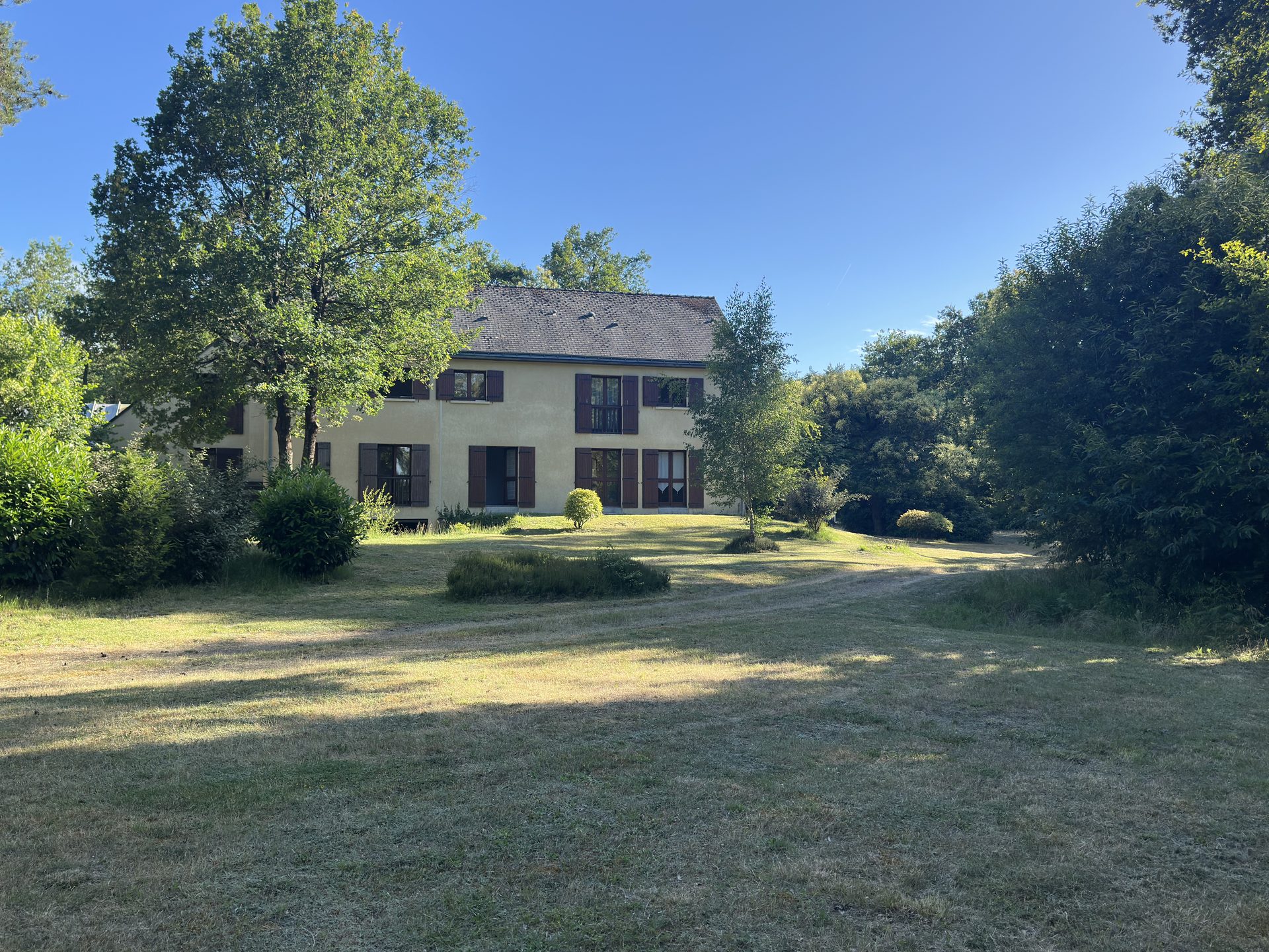 Le Domaine du Lathan vu du jardin, en été