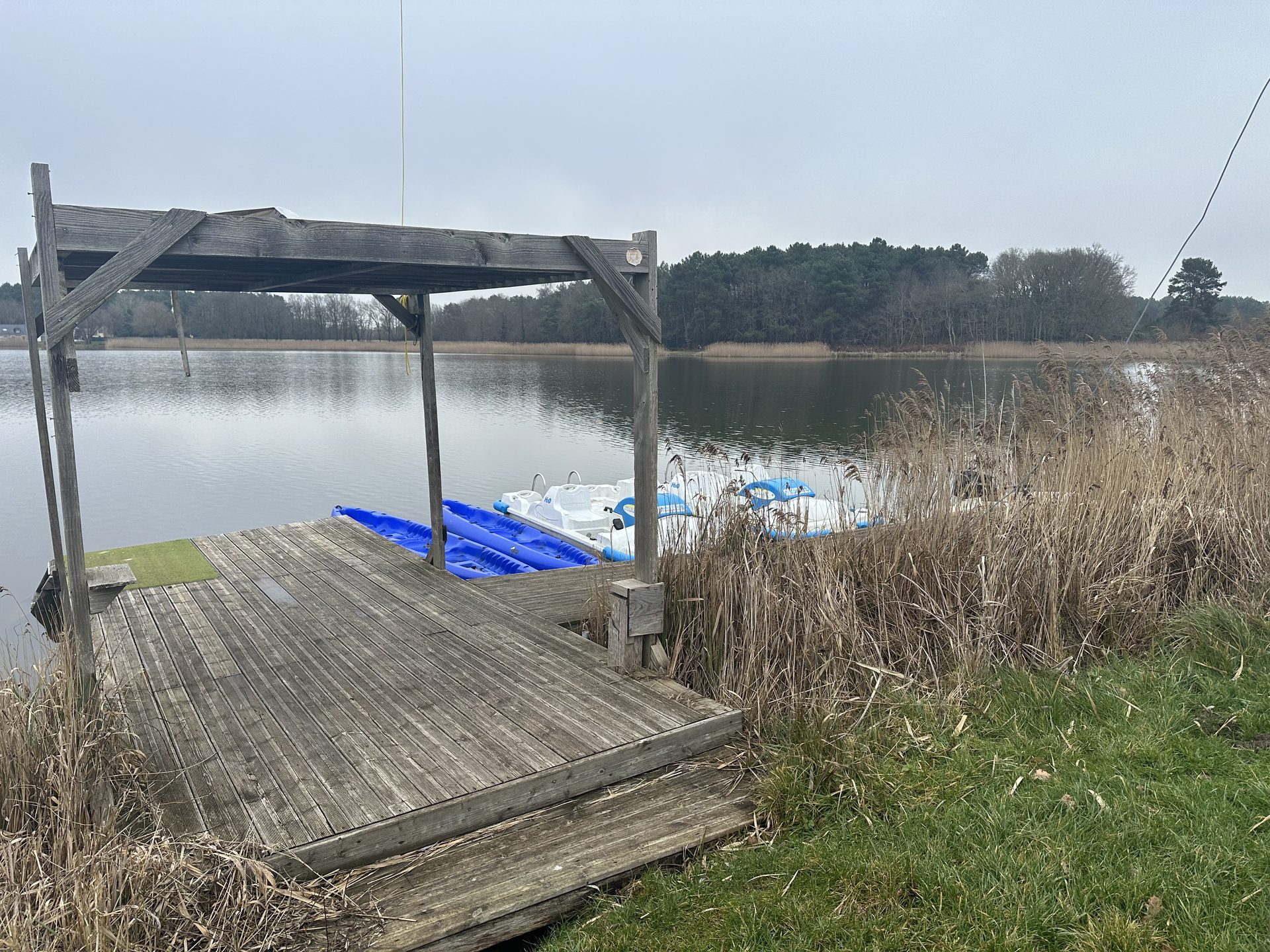 Ponton du lac de Rillé, pédalos et kayaks au départ